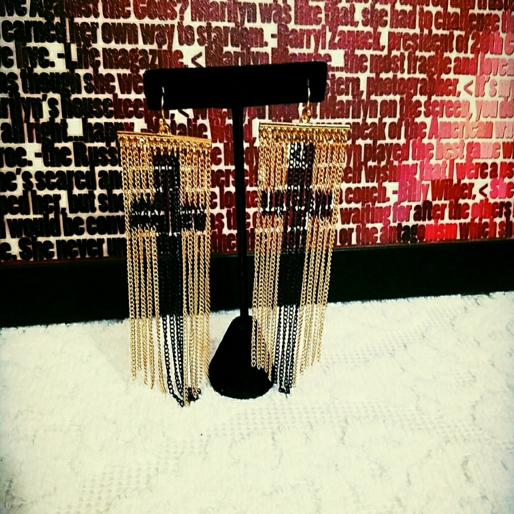 Chain fringe black and gold cross earrings